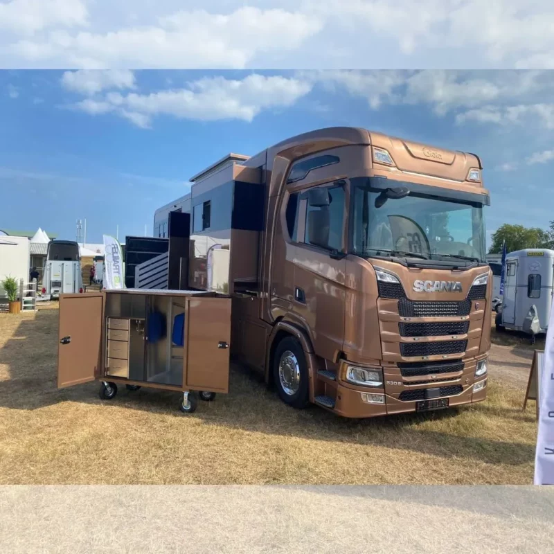 SCANIA V8 - 2024 - 8000kms - 8 personnes - 5 chevaux - double pop - push up - full options - 415000€ht