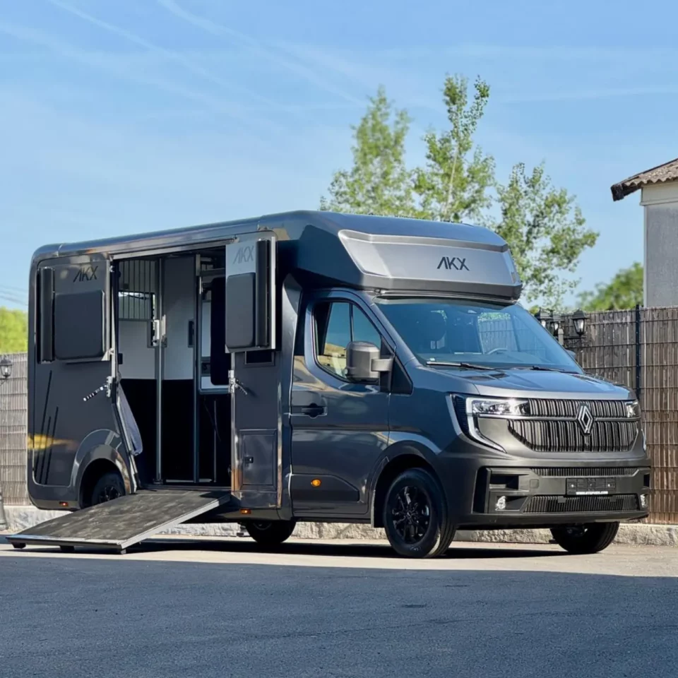 Camion Chevaux VL Renault Master AKX – 5 Places – 2025