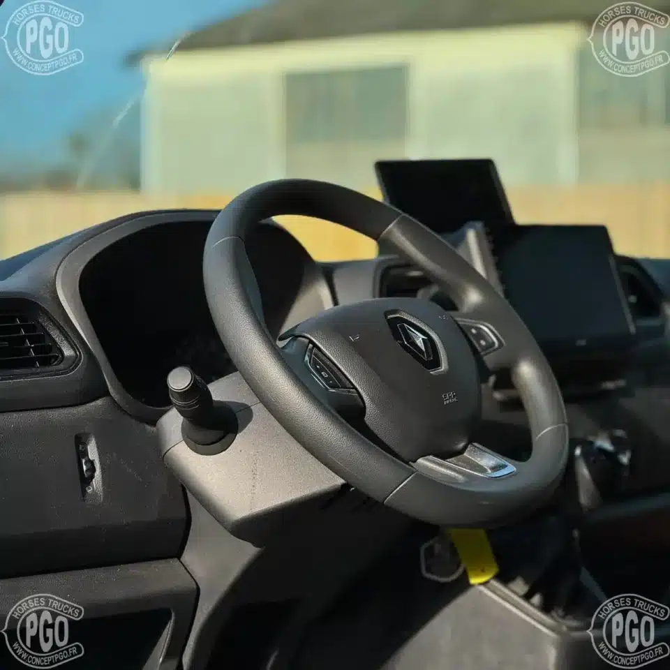Poste de conduite Renault Master cabine 5 places volant et tableau de bord
