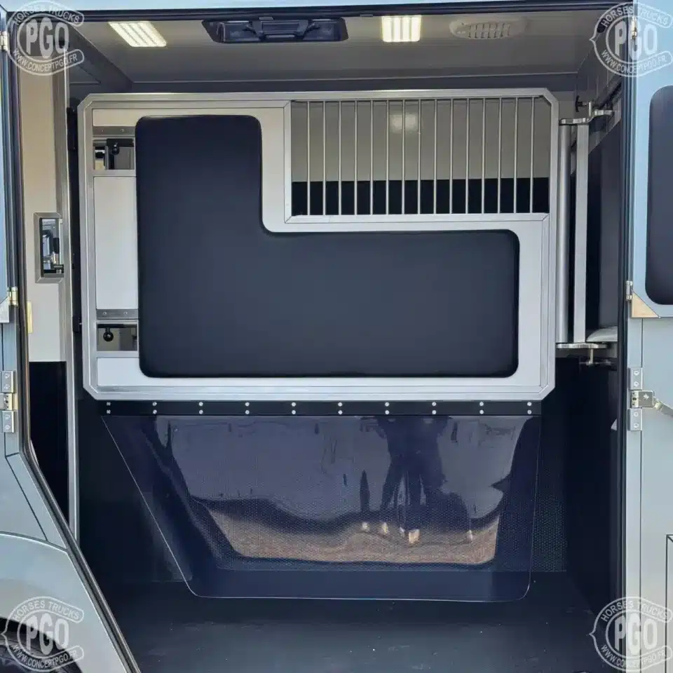 Sellerie camion chevaux AKX avec rangements et accès intérieur
