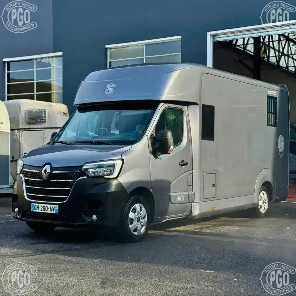 Camion chevaux Renault Master AKX vue arrière avec pont et sellerie