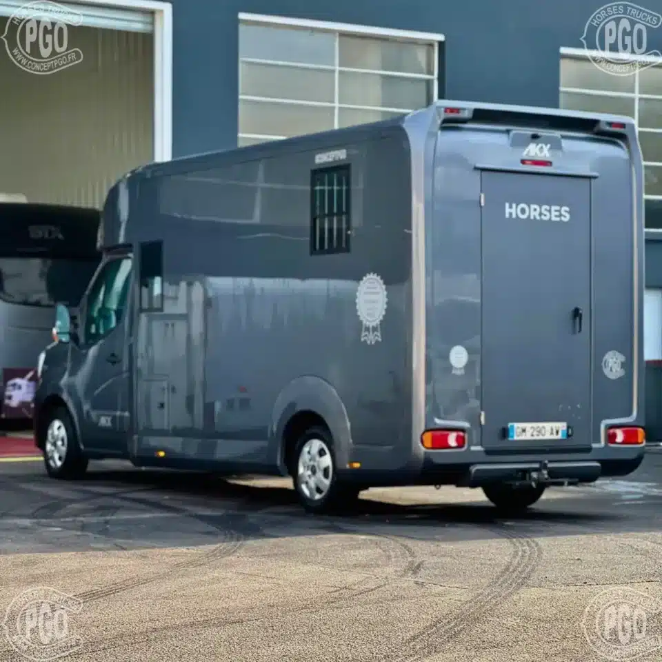 Camion chevaux Renault Master AKX stationné vue latérale gauche