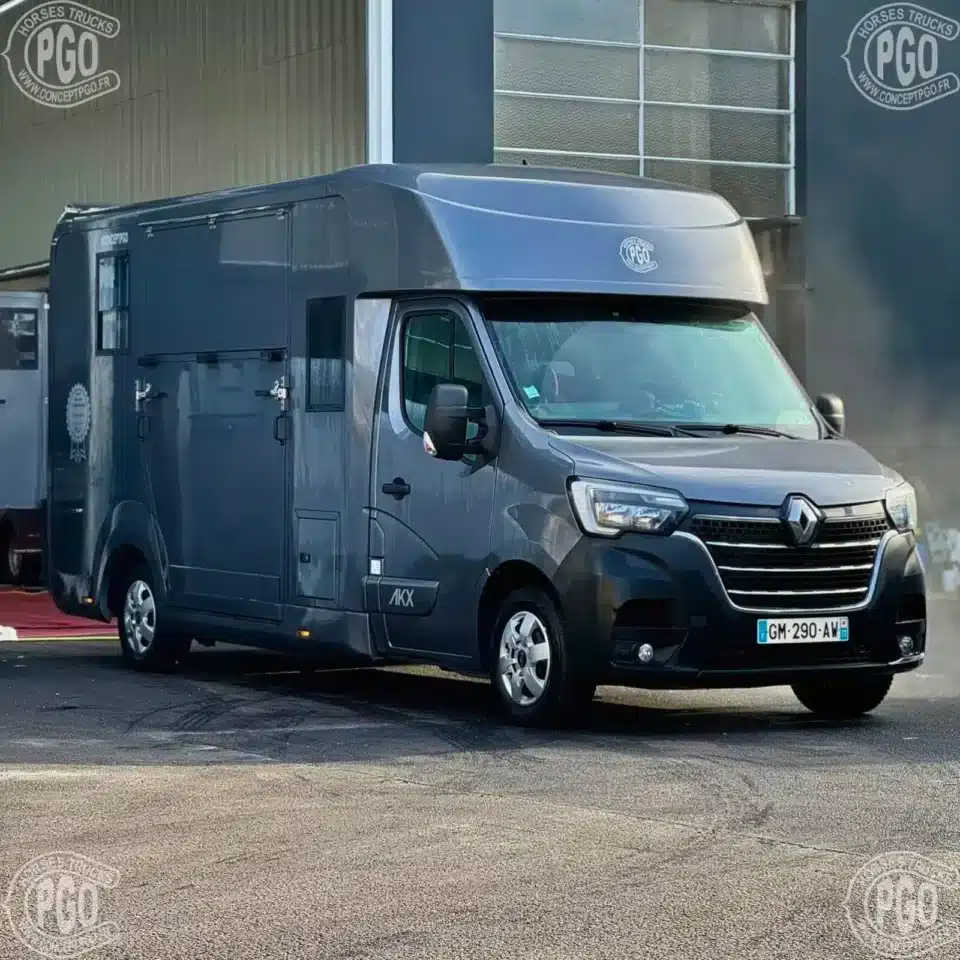 Camion chevaux Renault Master AKX vue latérale droite aménagement complet