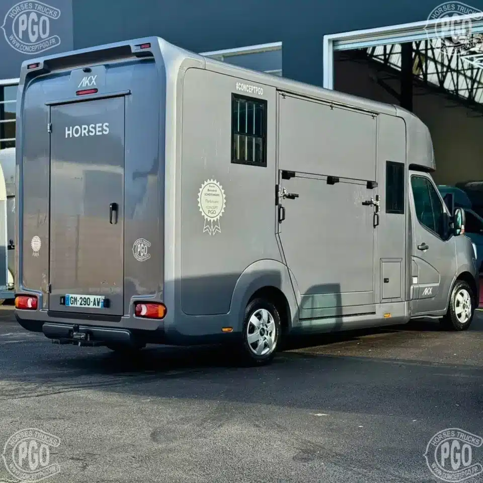 Camion chevaux Renault Master AKX vue arrière portes fermées