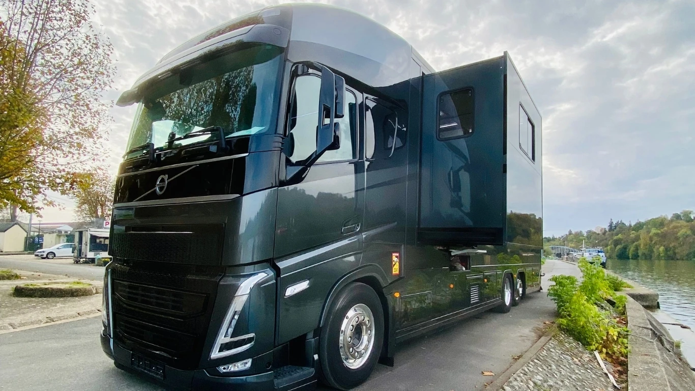 camion chevaux PL conceptpgo vue de face avec pop out
