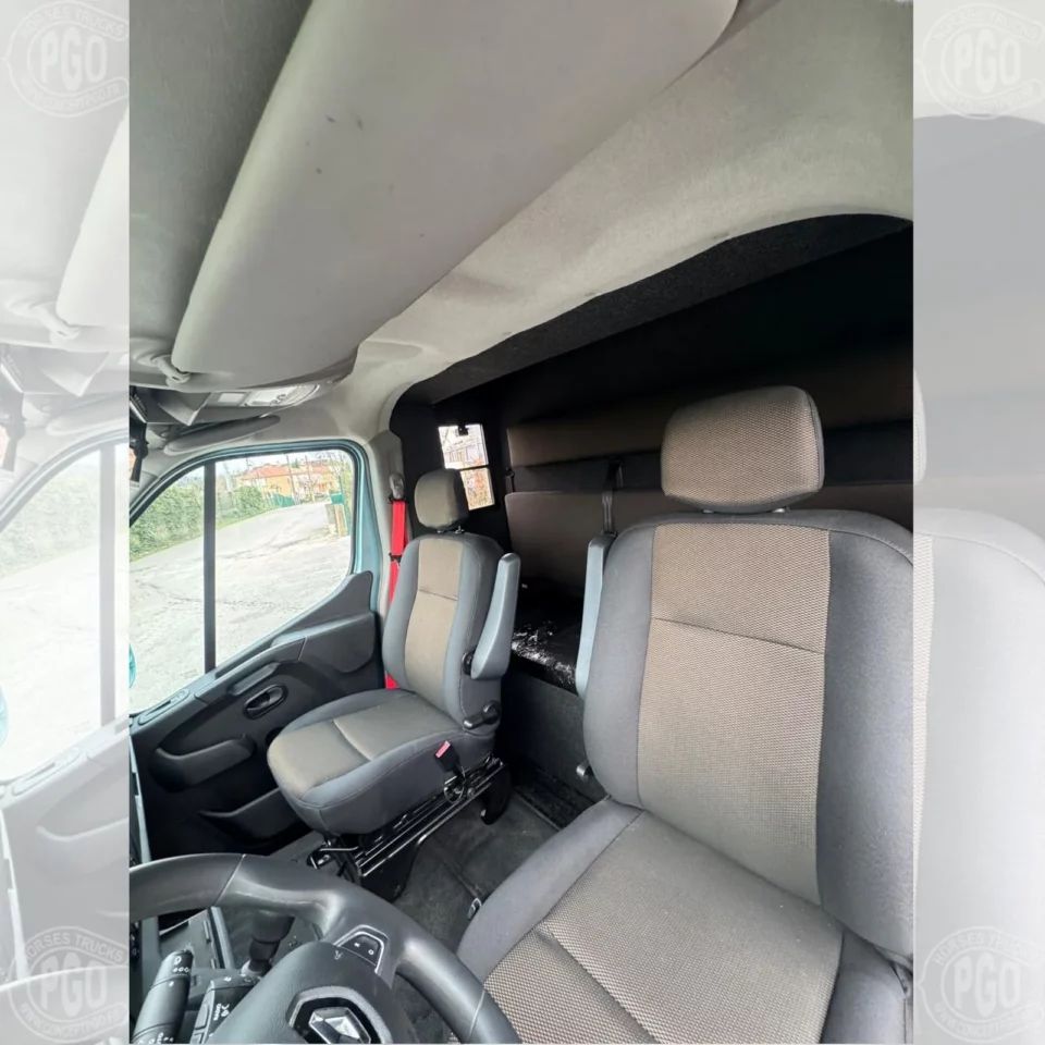 Camion Chevaux Renault Master – 165 CV – 2022 – VL