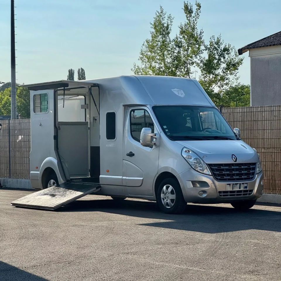 camion chevaux vl renault master barbot 2011