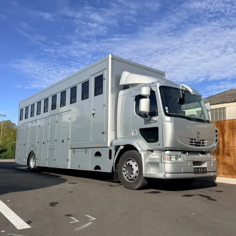 Camion chevaux PL CPGO Club 10 chevaux sur Renault Midlum gris, vue de trois quarts avant