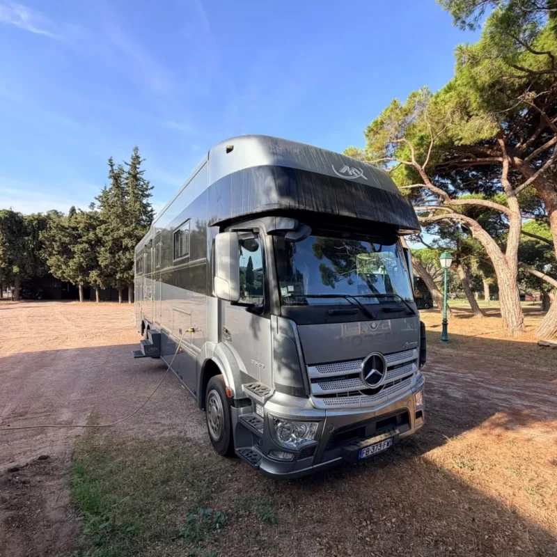 Face avant du camion chevaux PL Mercedes Antos 2535, logo AKX sur la capucine