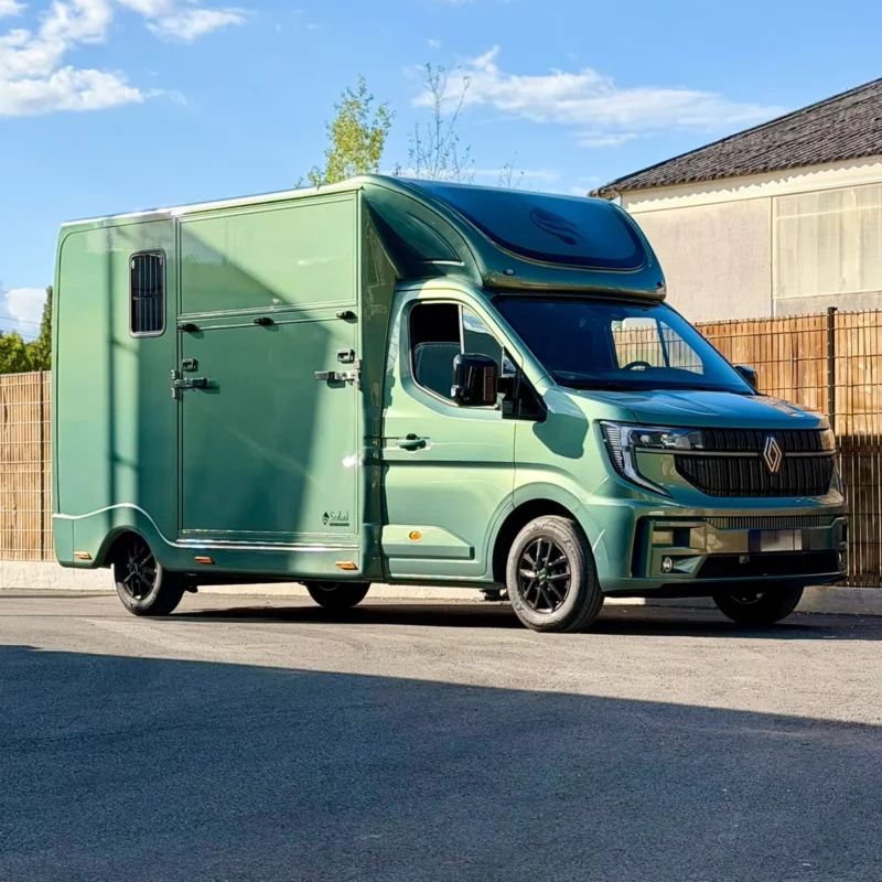 Camion chevaux VL Renault Master Sodiak Imagine vert métallisé, vue de trois quarts avant